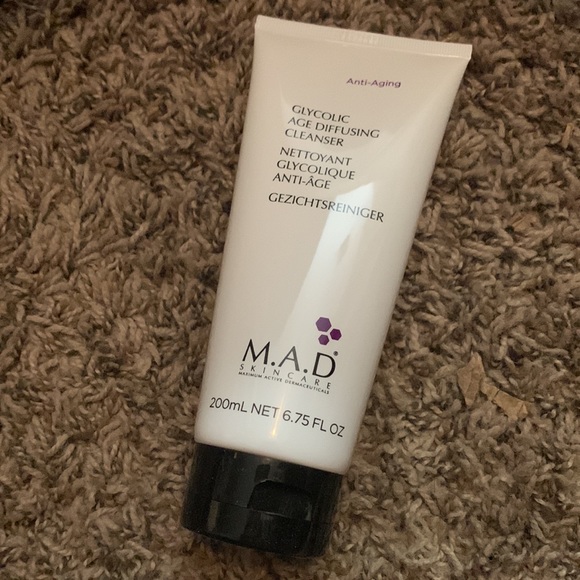 MAD Skincare Age Diffusing Cleanser - BNIB - Picture 3 of 3